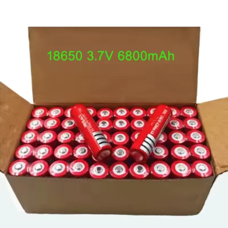 Gros plan sur une pile 18650 3,7V rechargeable, montrant son extrémité positive et son marquage.