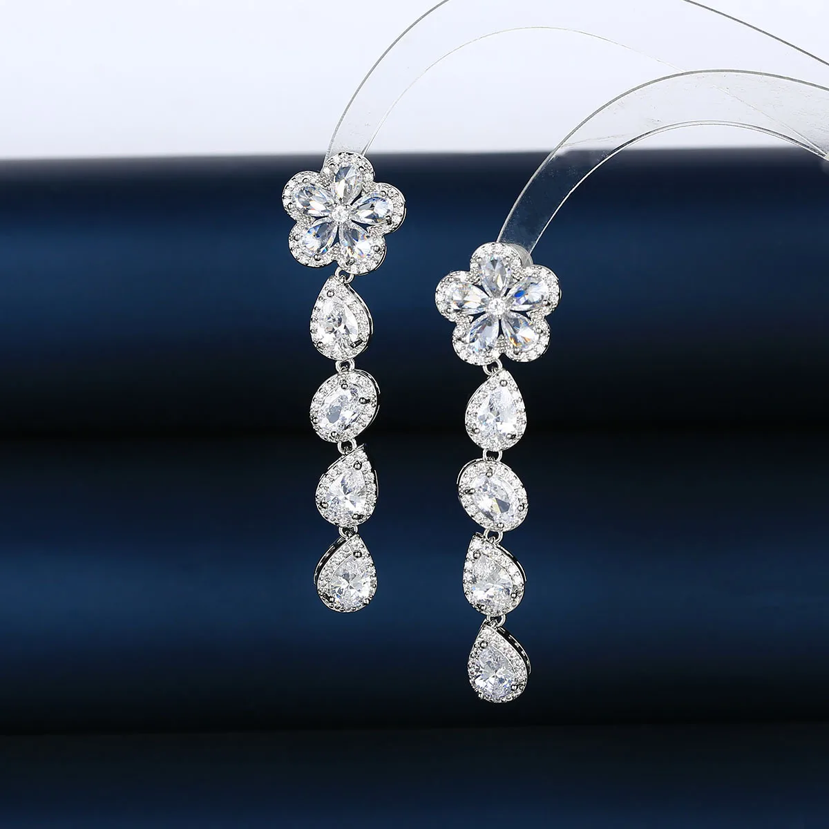 

2023 New Luxury Cubic Zirconia Flower Drop Earrings for Women Waterdrop Crystal Wedding Party Banquet Korea Fashion Jewelry Gift