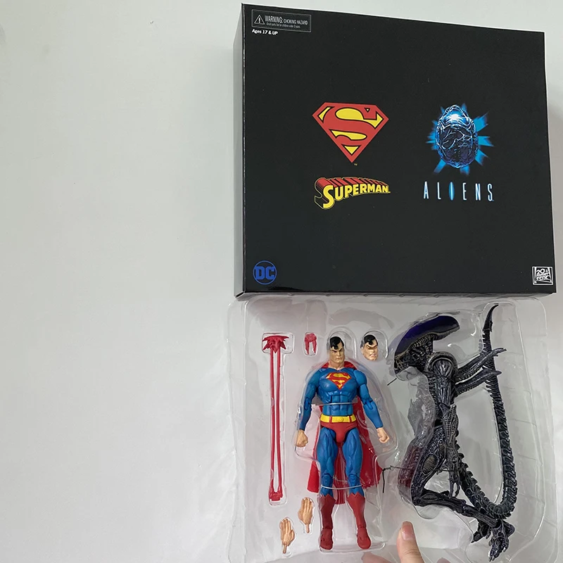 2 uds Anime Batman Superman VS Alien Xenomorph NYCC figura de acción NECA Supermen Batman figura juguetes de modelos coleccionables regalos