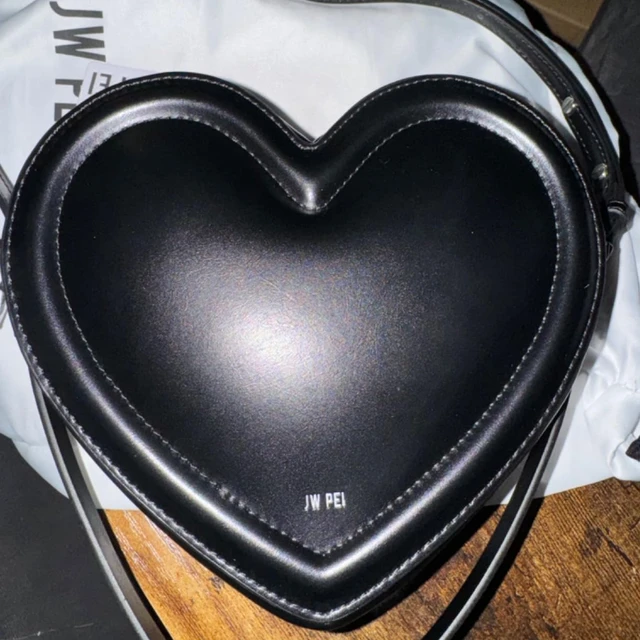 JW PEI 2025 New Women's Heart-Shaped Shoulder Bag 3D Heart-Shaped Wallet Suitable for Commuting and Daily Use 2