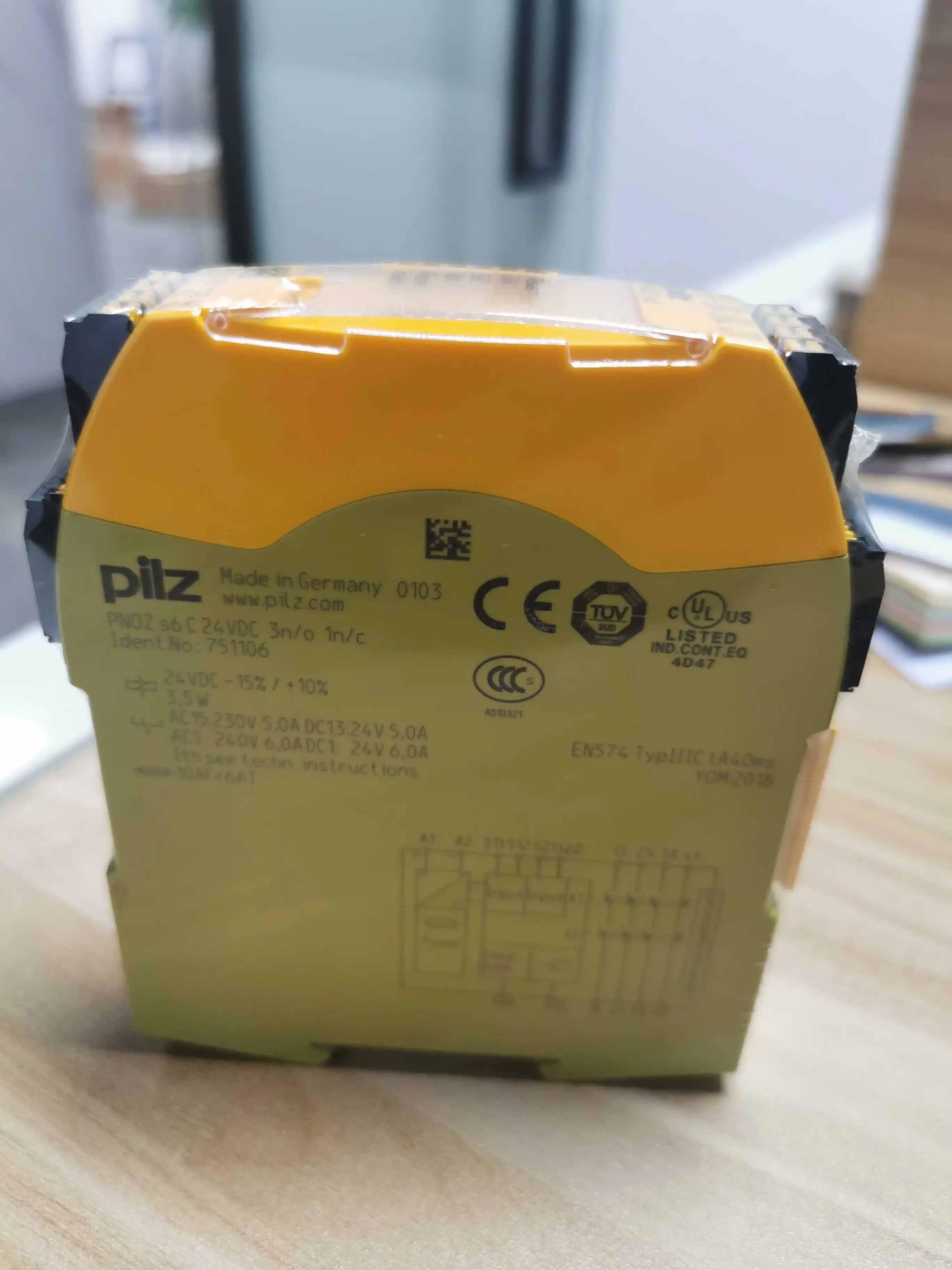 

New Original Safety relay pilz PNOZ s6 c 24VDC 751106