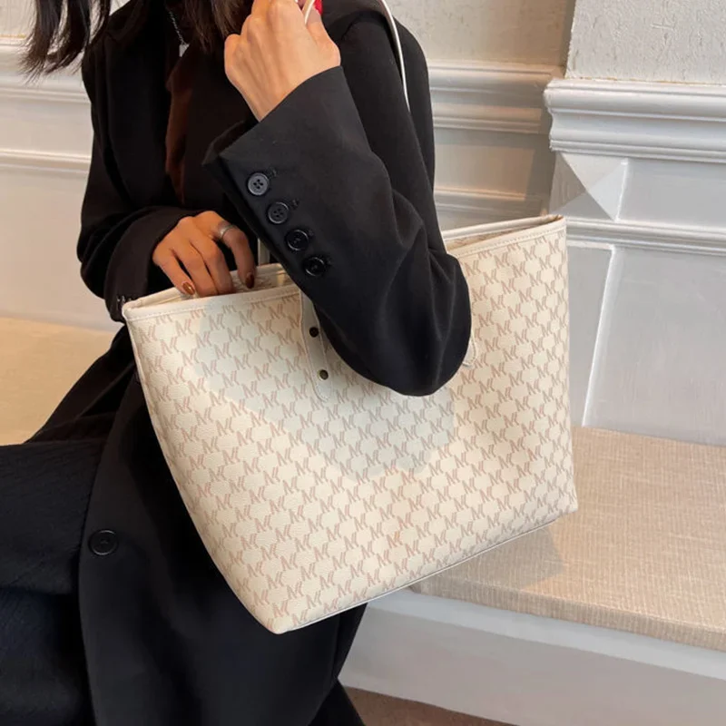 High-end Sense Large Capacity Bag Niche Versatile Commuter Bag Women's 2024 New Trendy Texture Tote Bag