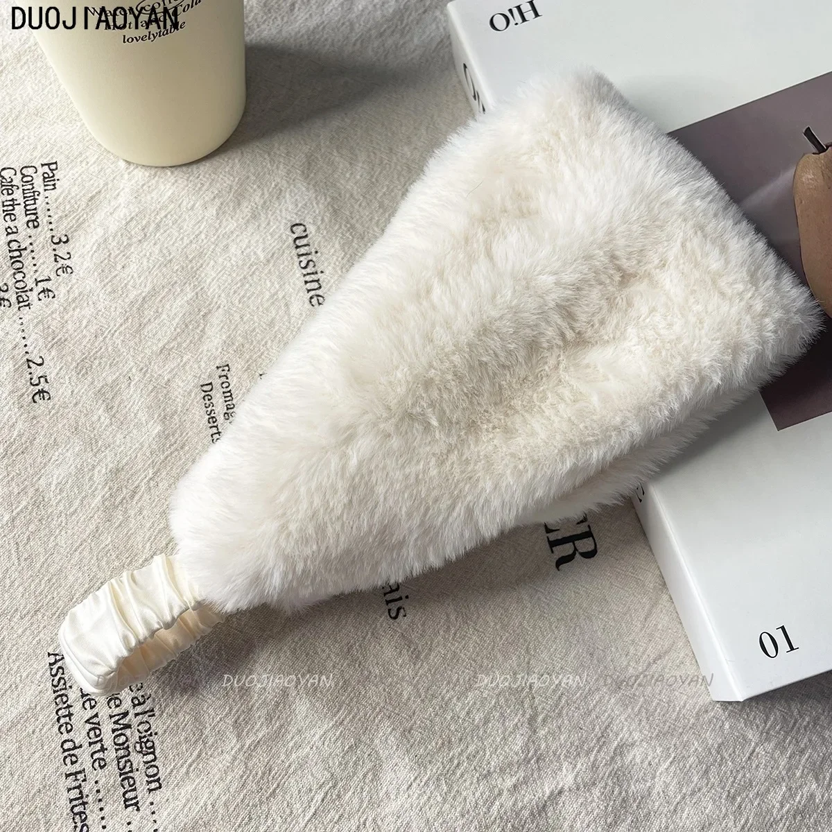 κοντινό πλάνο απαλής αφράτης υφής γούνινης κορδέλας