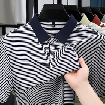 Polo da uomo a righe orizzontali sottili con risvolto, abbottonatura singola, manica corta in rete traspirante, ideale per il business quotidiano e il tempo libero