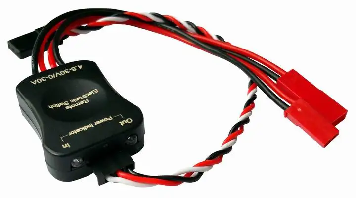Gros plan sur le commutateur électronique RC 30A étanche montrant les bornes de connexion