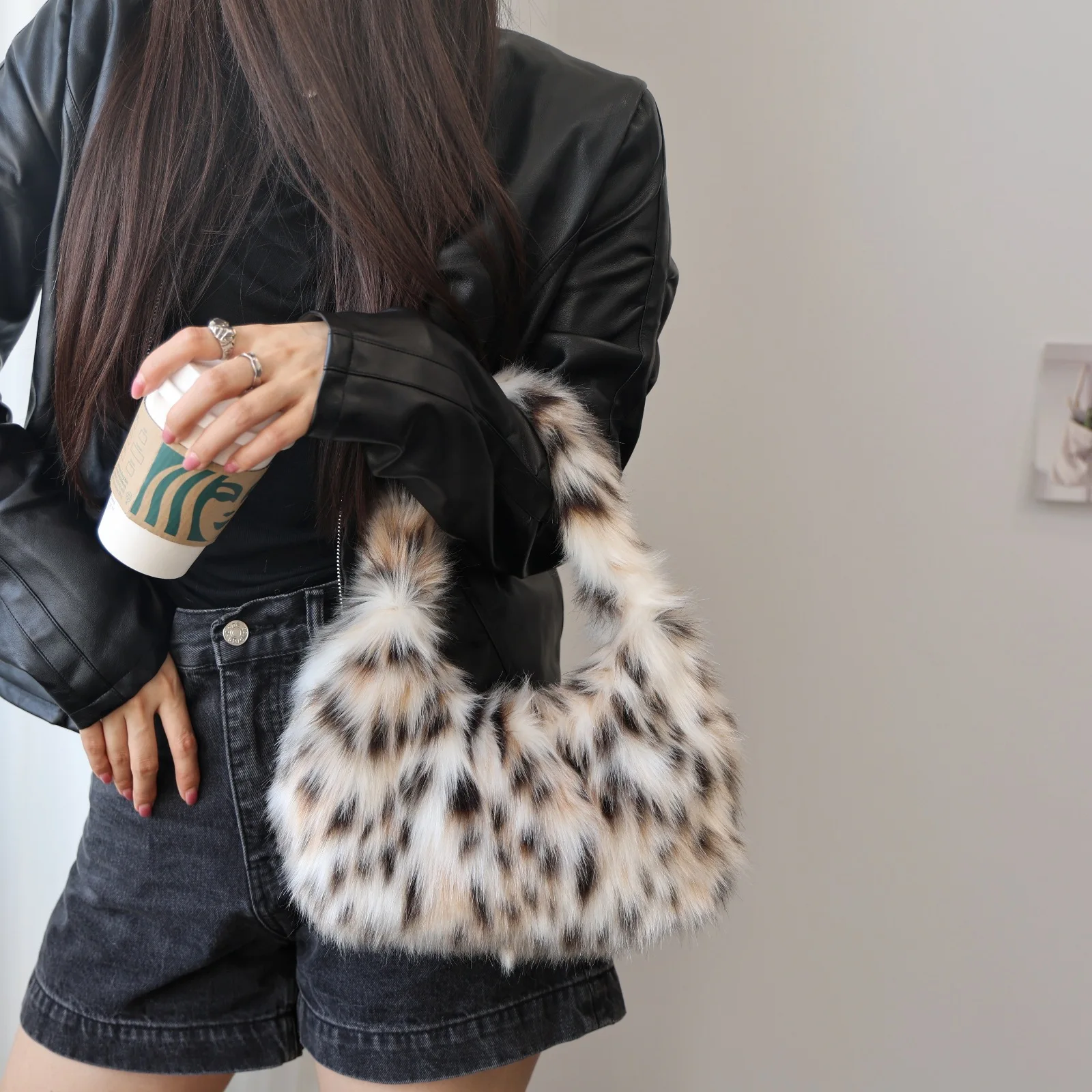 Spring Fashion Ladies Plush Leopard Print Shoulder Bag Large Capacity Slant Cross Dumpling Bag Soft Cotton Bucket Bag Style