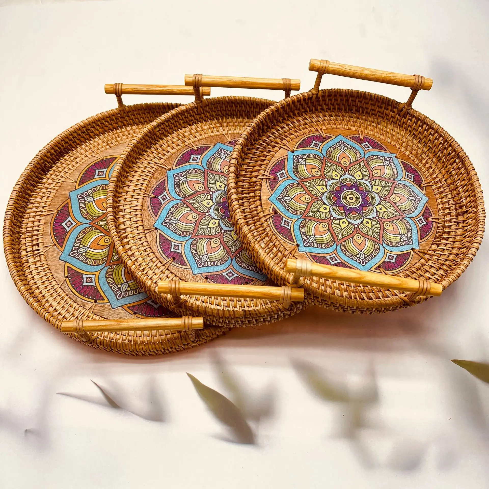 

With Wooden Handle Round Wicker Basket Bread Food Plate Fruit Cake Platter Dinner Serving Tray Handwoven Rattan Storage Tray