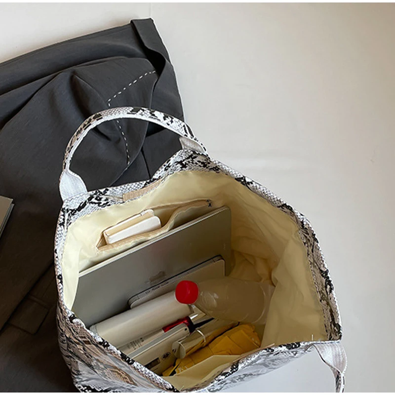 2025, neue Hobo-Einkaufstasche mit Schlangenhautmuster, trendige Damen-Handtasche mit Griff oben, große Kapazität, Briefdruck, Pendler-Einkaufstasche – Detail 8