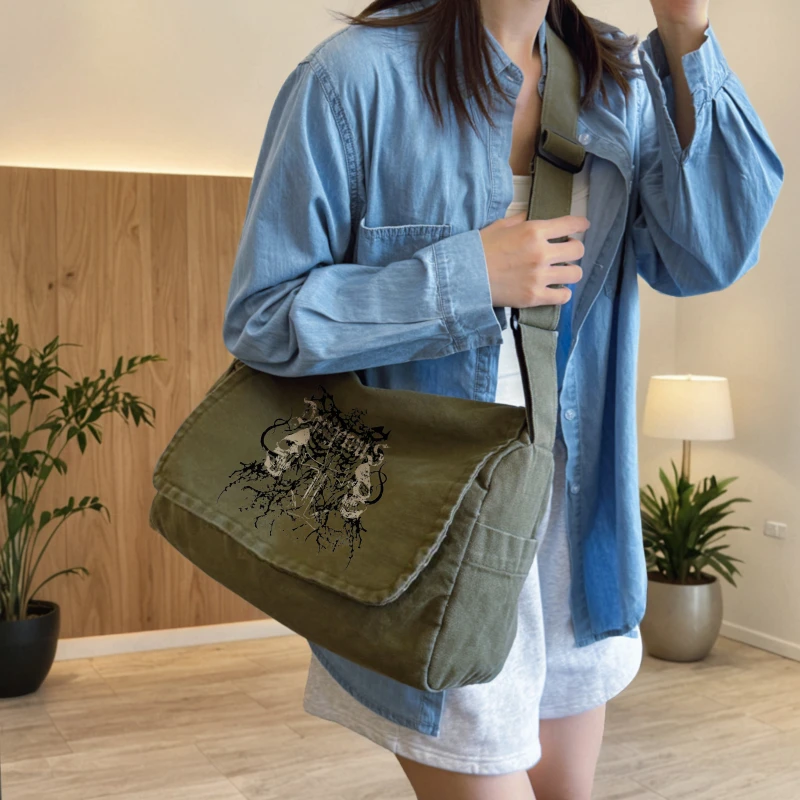 Retro Men's Shoulder Bag Canvas Messenger Bag Skull Print Large Capacity for Travel Student Crossbody Bag