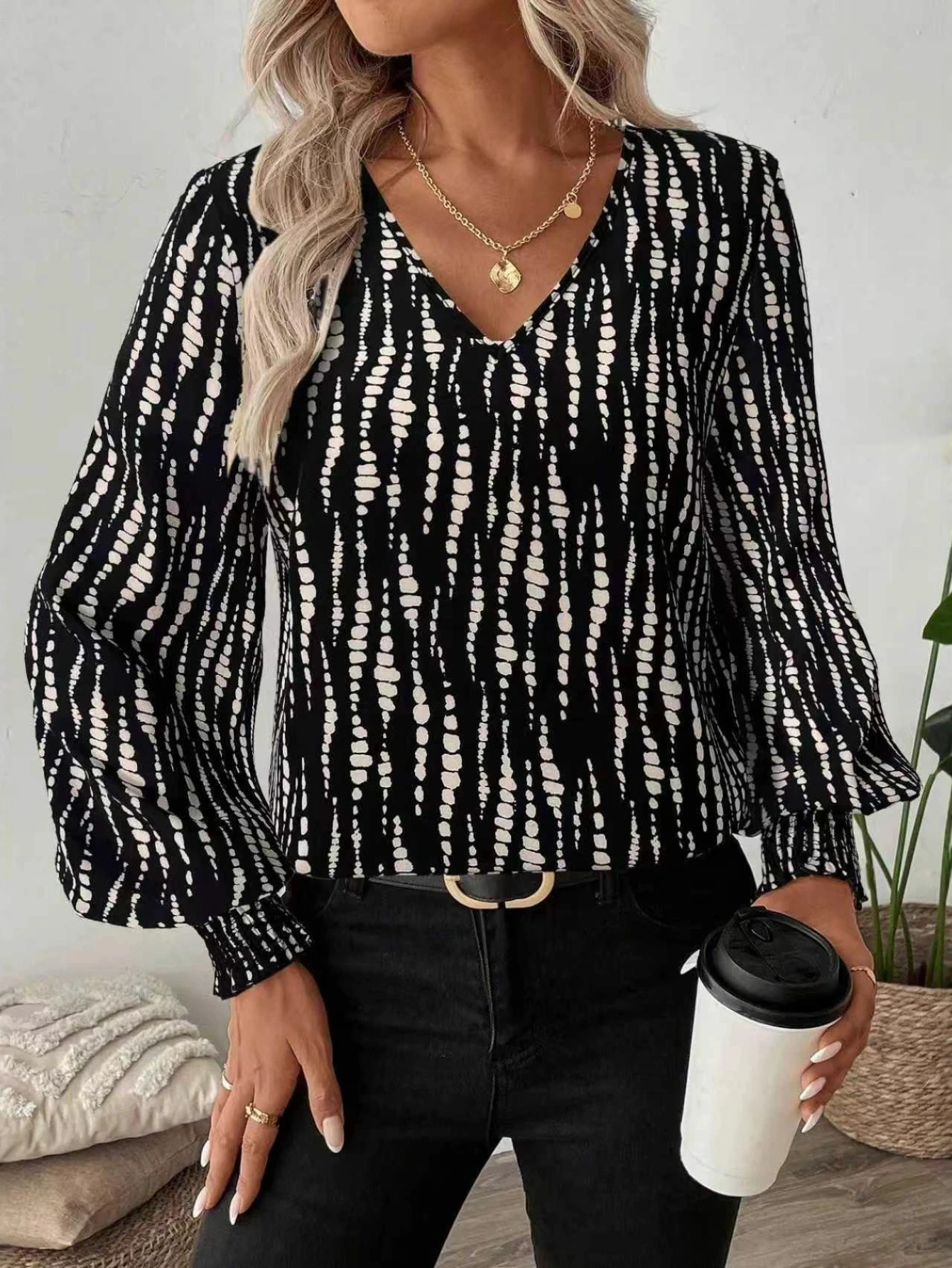 2025 New Y2k Women's V-neck Chiffon Shirt Printed Lantern Sleeve Pleated Long Sleeve Fashion Shirt Elegant Tops Casual Blusas