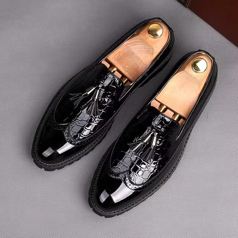 Luxury Designer White Black Pointed Flats Oxford Brogue Leather Shoes Men Casual Loafers Formal Dress Footwear Zapatos Hombre