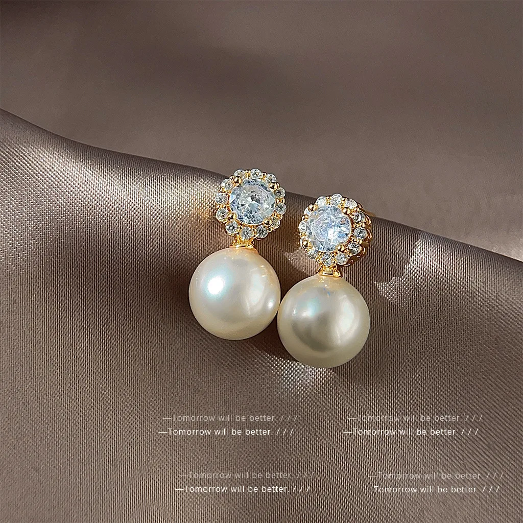 

French Retro Pearl Earrings for Women with Exquisite and Luxurious Temperament Zircon Earrings are Niche and Have a Unique Sens