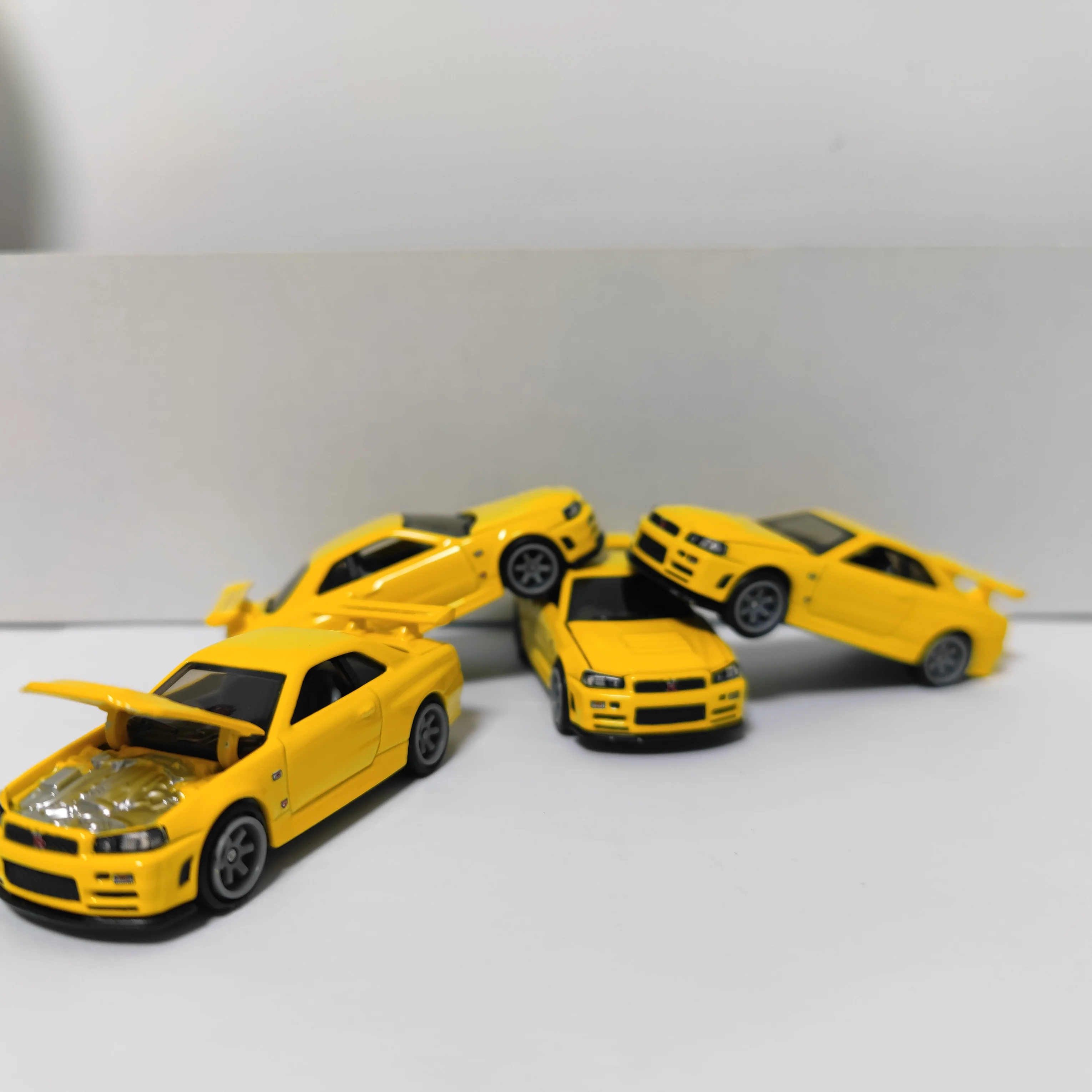 

4PC Diecast 1/64 Scale Rlc R34 Nissan Skyline GTR R34 Alloy Collection Car Model Engine Open Cover Gift yellow Color No Box
