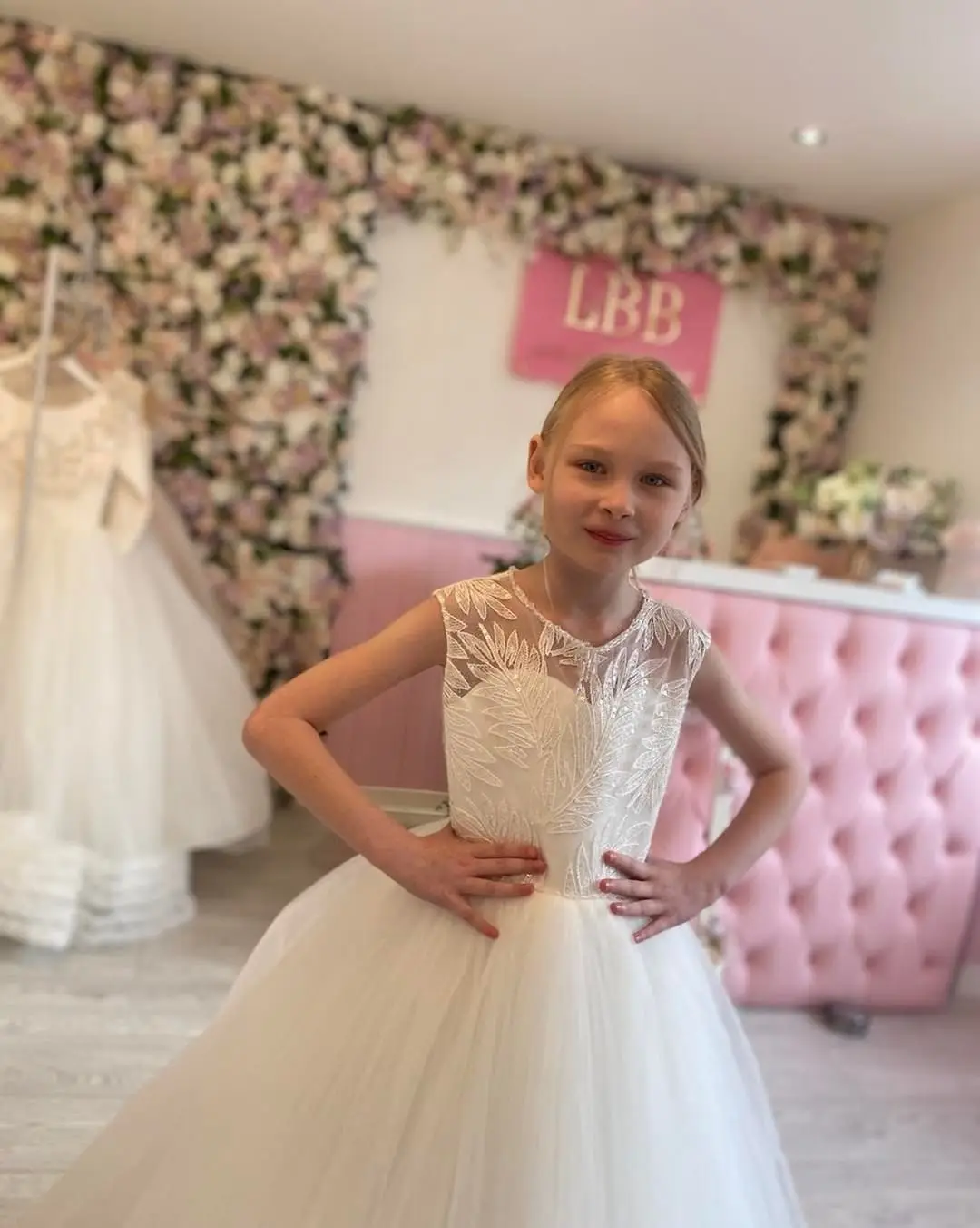 FATAPAESE 2022 Communion Party Flower Girl Dresses White A- line Gown Long Maxi Tutu Sleeveless Leafs Floral Appqulies Princess