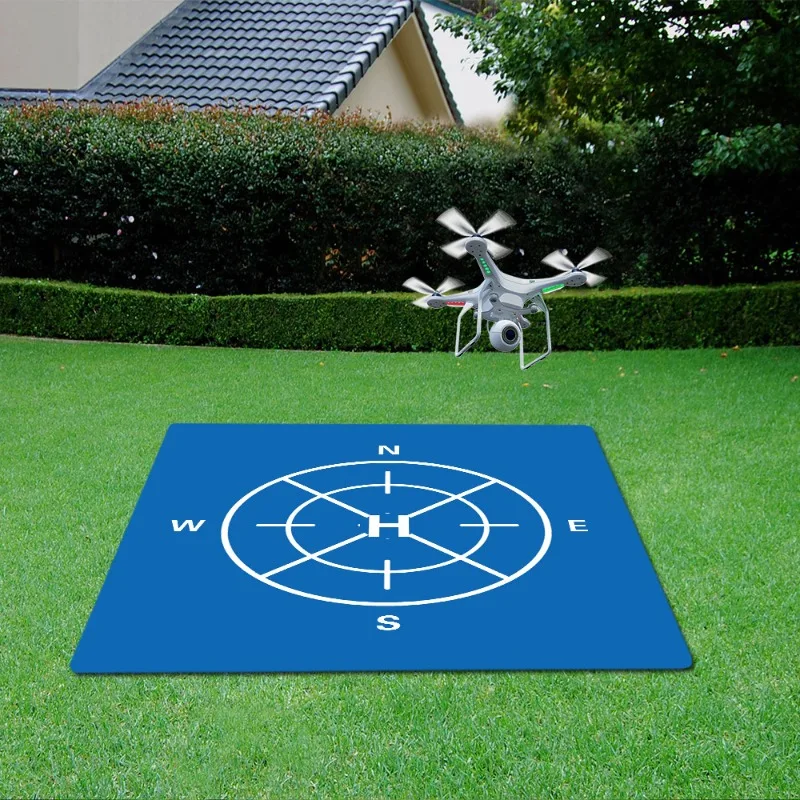 Tapis de sol imperméable pour terrain de sport déroulé sur un plancher en bois, idéal pour protéger le sol lors des entraînements.