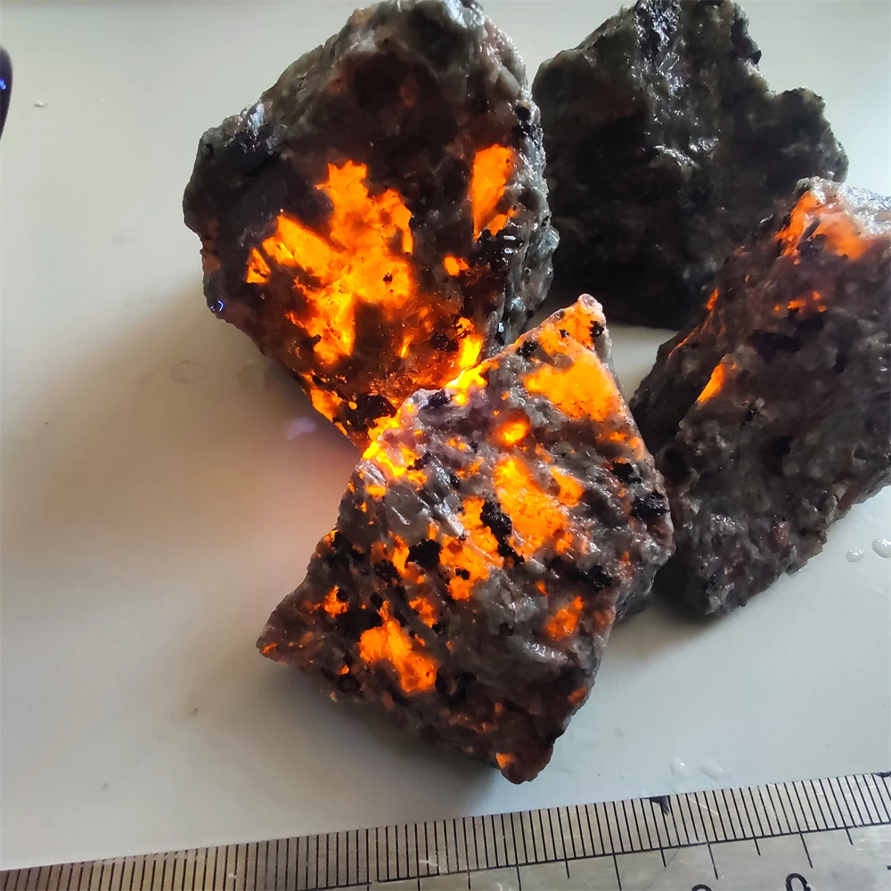 Natural Yooperlites Flame Stone Syenite Decor Stone Fluorescent Sodalite Mineral Rough Crystal Long-wave UV Collection Specimens
