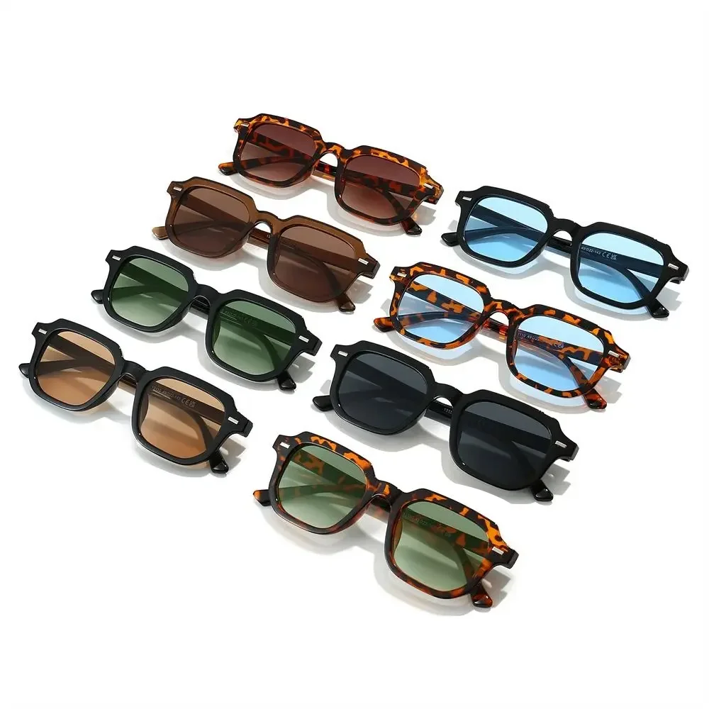 1 x modische kleine quadratische Sonnenbrille mit mehrfarbigen PC-Gläsern, trendige Brillen, geeignet zum Fahren und Reisen