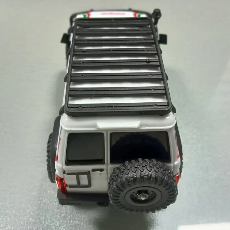 Voiture RC 1/10 RTR prête à rouler, télécommande 2.4GHz incluse, vue éclatée du châssis