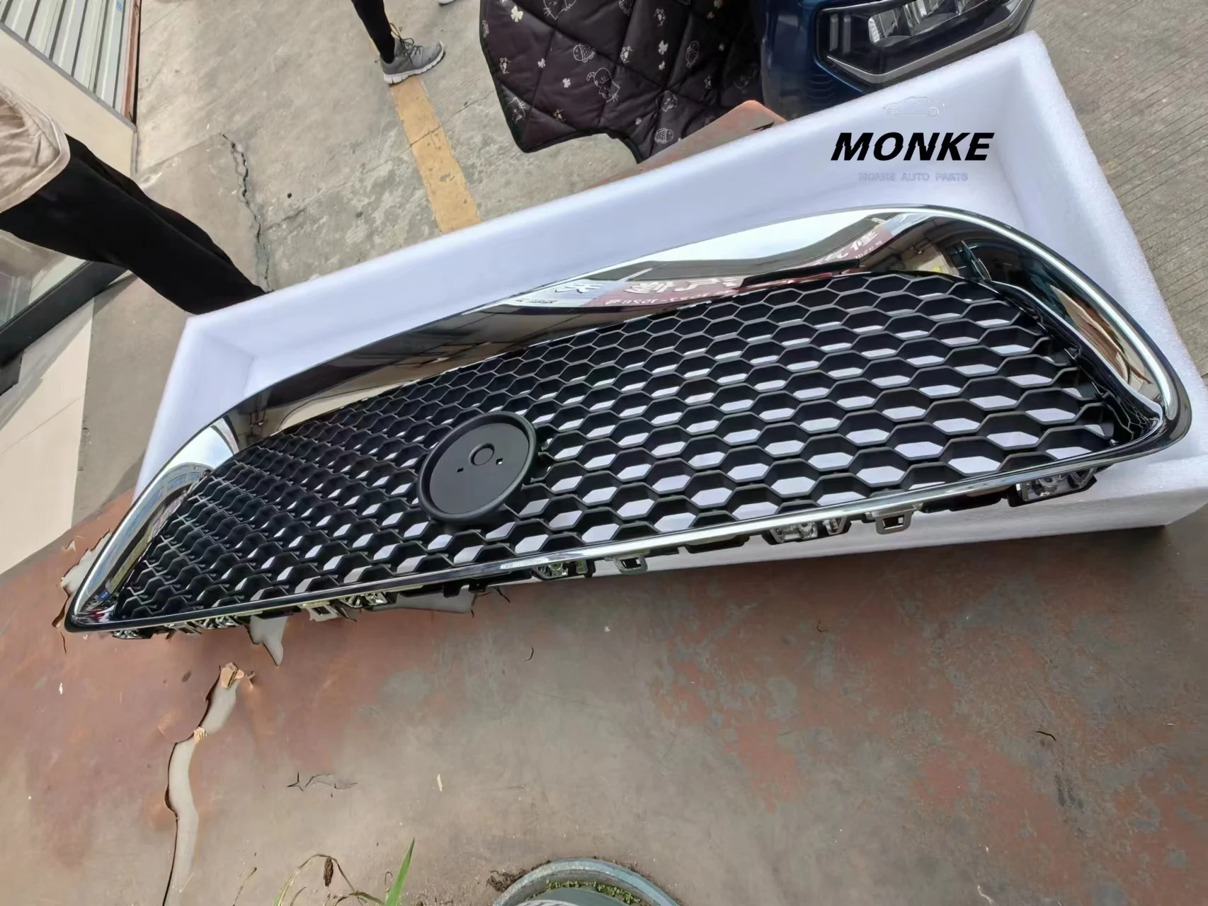 JAGUAR XE X760 Radiator Grille T4N10517 Gloss Black Mesh With Chrome ABS