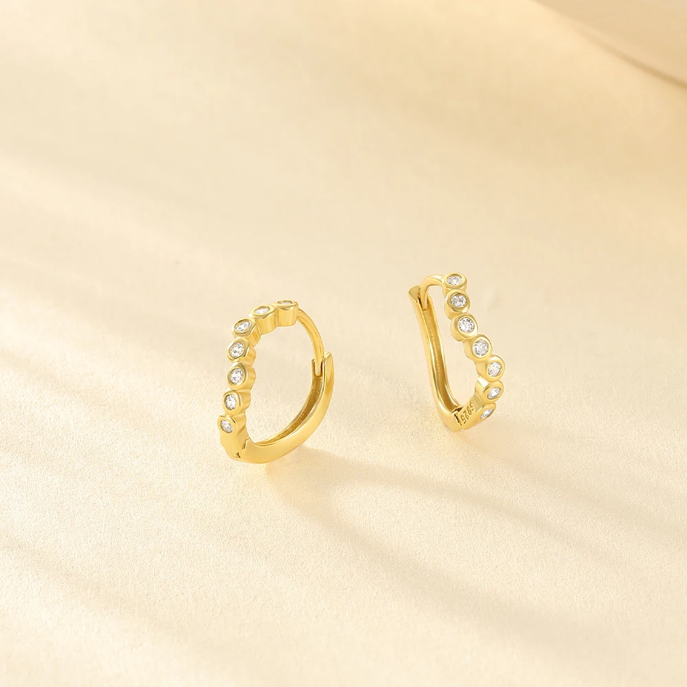 حلق نسائي مرصع بالماس بتصميم بسيط وعصري