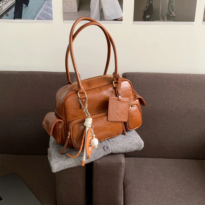 thumbnail image 1 of Bolsos de almohada de gamuza sintética estilo Inglaterra para mujer, bolsos y carteras de diseñador de lujo, novedad de 2024, colgante con letras debajo del hombro, 1 of 5