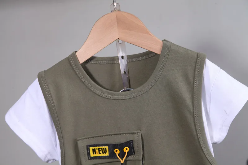 Fashion summer children’s patchwork outfit with short-sleeve T-shirt and shorts, casual sportswear set for toddlers and kids.