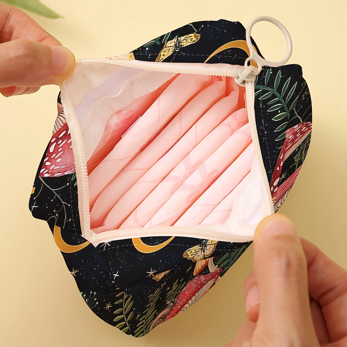1 pc Mushroom pattern printed sanitary napkin storage bag, women's lightweight tissue bag, sanitary tissue bag