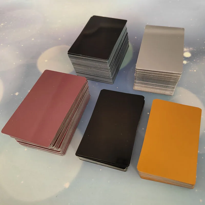 100PCS 휴대용 금속 명함 컬러 마감 알루미늄 빈 레이저 조각 카드 특수 로고 인쇄 사무용품