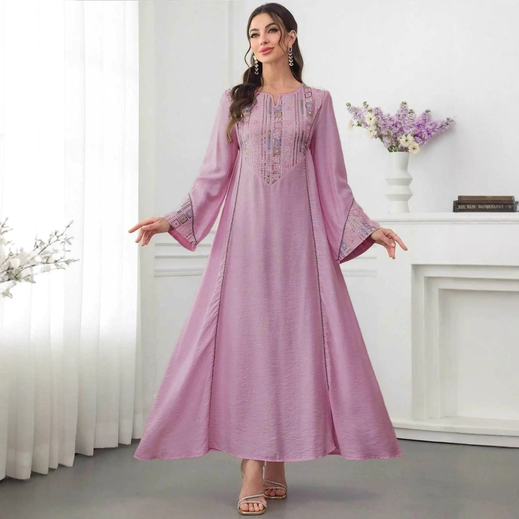 جلابية بألوان باستيلية بتطريز ناعم