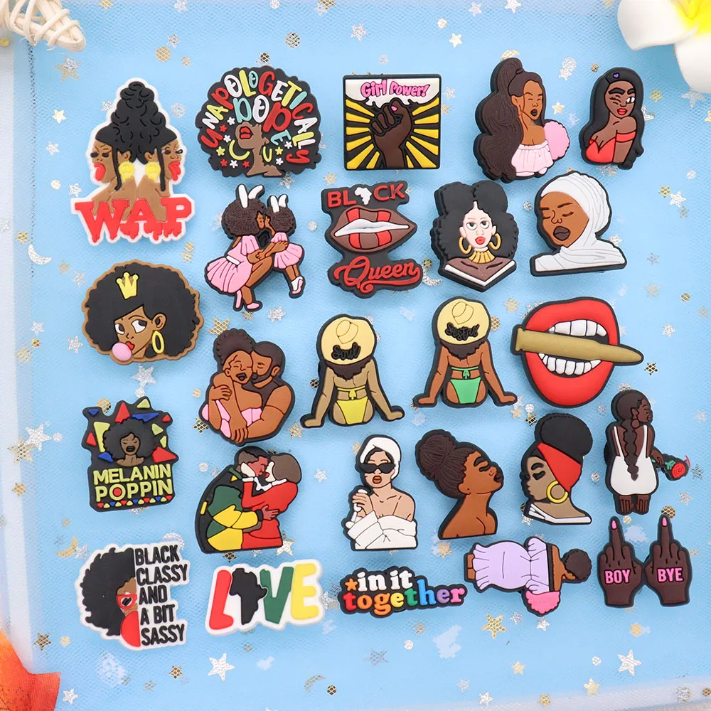 

Mix 50PCS PVC Croc Jibz Buckle Malanin Poppin Black Queen Boy Bye Girl Power Together Hole Slipper Decoration Accessories