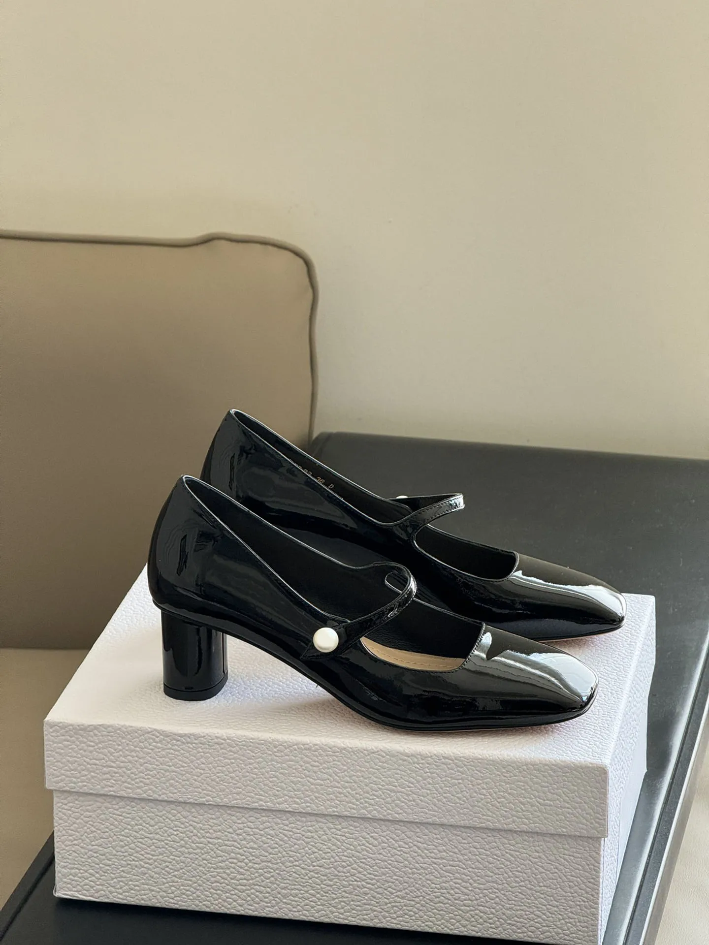 

Women's Shoes Pump Black Patent Calfskin Classic Mary Jane Pearl Logo Brand Vipol 9992403091619