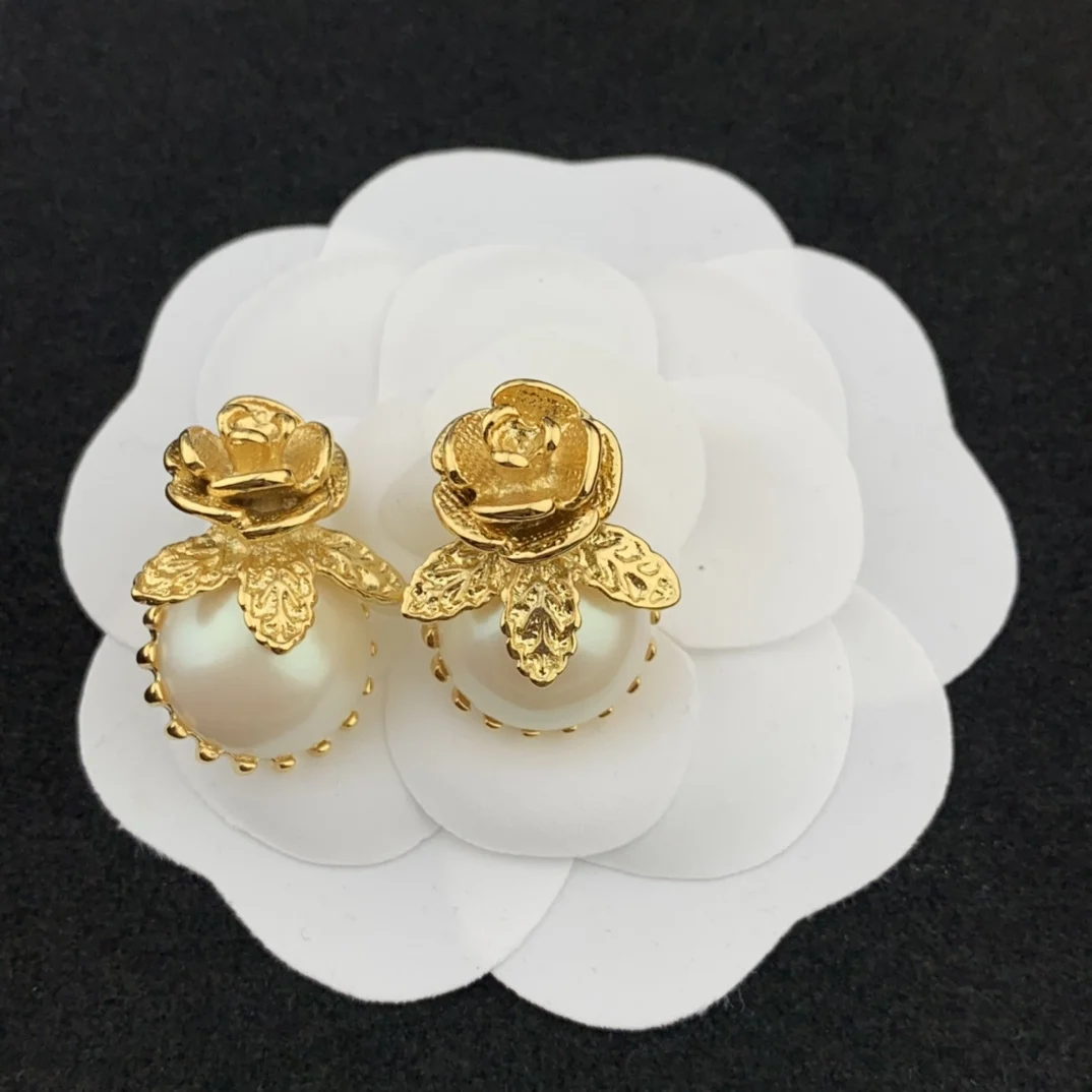 

European and American popular three-dimensional Lyonia ovalifolia earrings