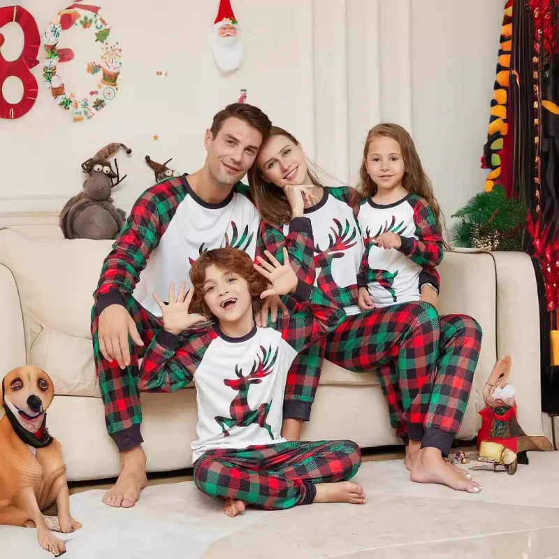 thumbnail image 2 of Nuevo pijama navideño familiar de invierno con estampado de dibujos animados de alce enrejado, camiseta de manga larga y pantalones, traje de 2 piezas, aspecto familiar navideño, ropa de dormir suave, 2 of 5