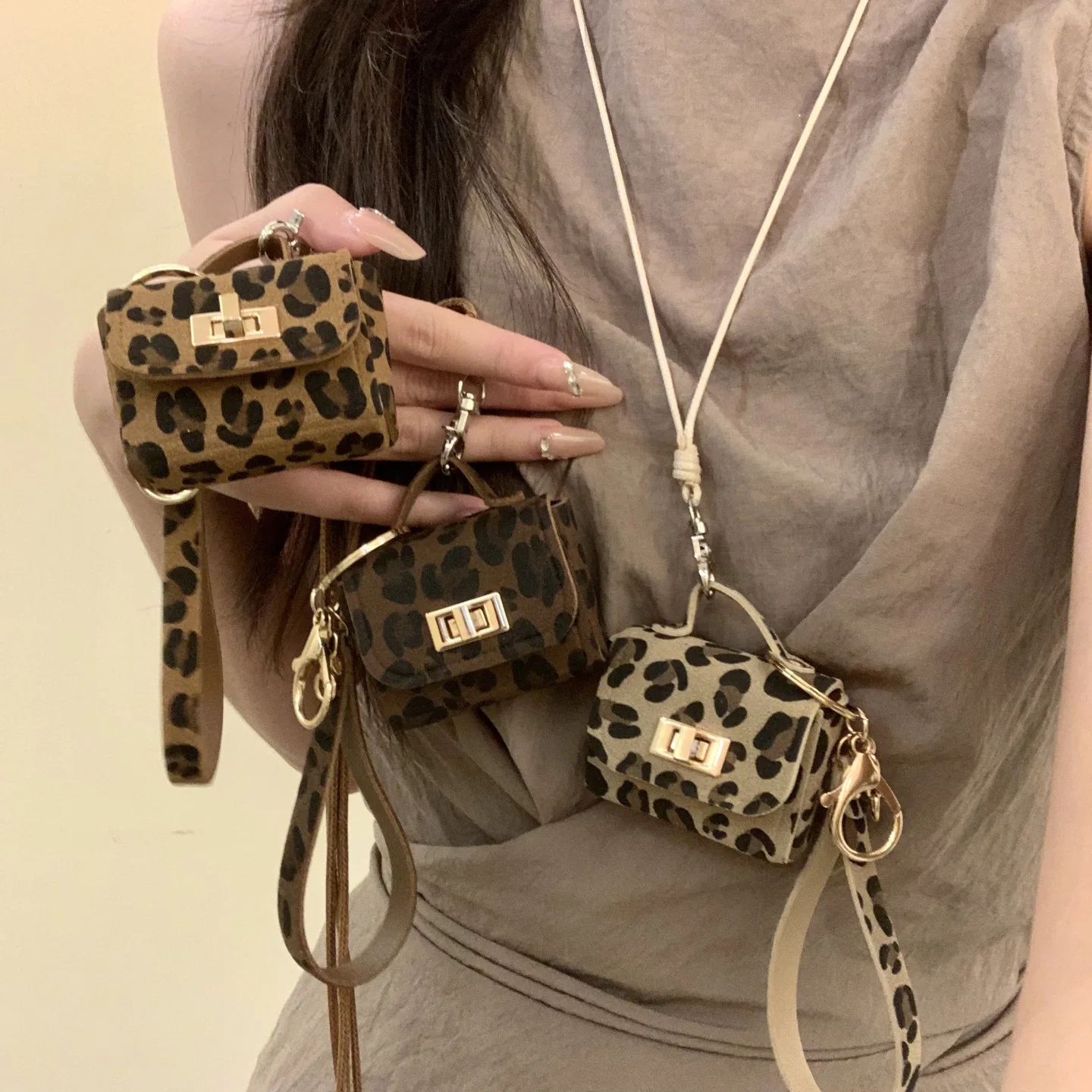 الرجعية لطيف صغير ليوبارد طباعة حقيبة جلدية قلادة القلائد للنساء سترة طويلة حبل سلسلة الرقبة معلقة مجوهرات الإكسسوار C