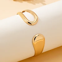 Un bracelet ouvert à la mode pour femmes, bracelet ouvert au design géométrique creux élégant et polyvalent, adapté à un usage quotidien 4
