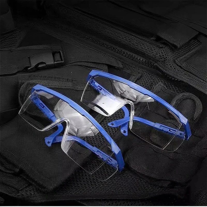 Lunettes de sécurité chimique anti-poussière et anti-éclaboussures avec branches ajustables, vue de face.