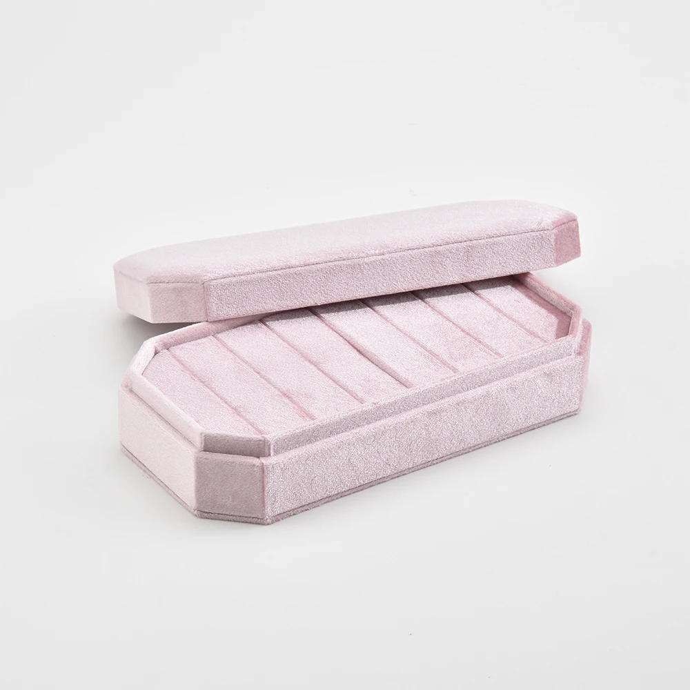 Рисунок 5 - Бархатный держатель для колец с крышкой