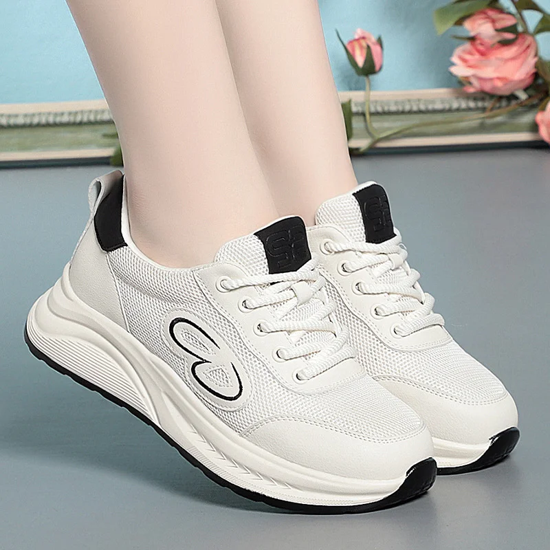 أحذية بيضاء للنساء في الصيف أحذية فردية شبكية قابلة للتنفس برباط علوي أحذية Forrest Gump خفيفة الوزن شبكية كاجوال أحذية رياضية