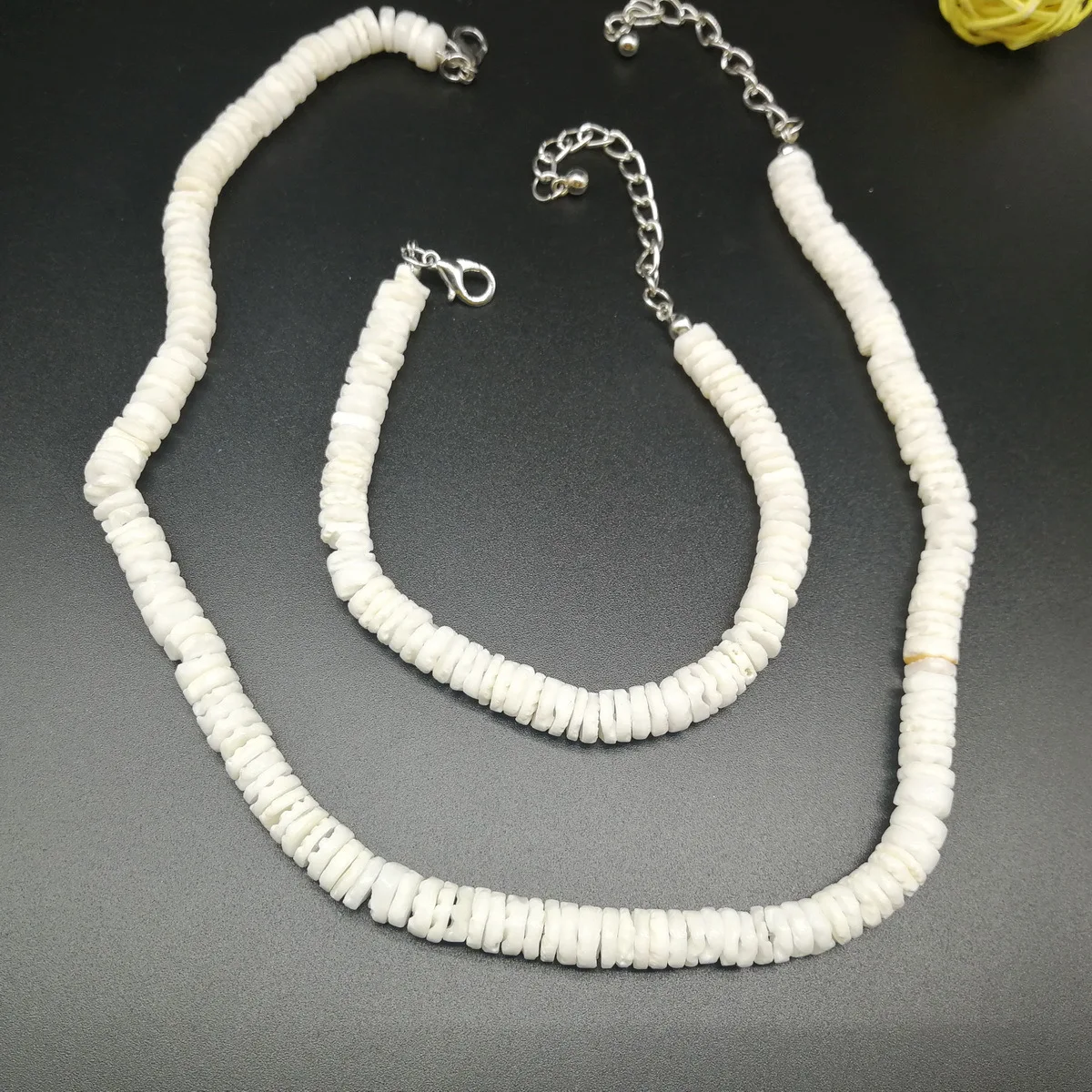 ネックレス・ペンダント Shell Necklace (White) Puka Seashell Necklace or Choker White Square Cut Chip