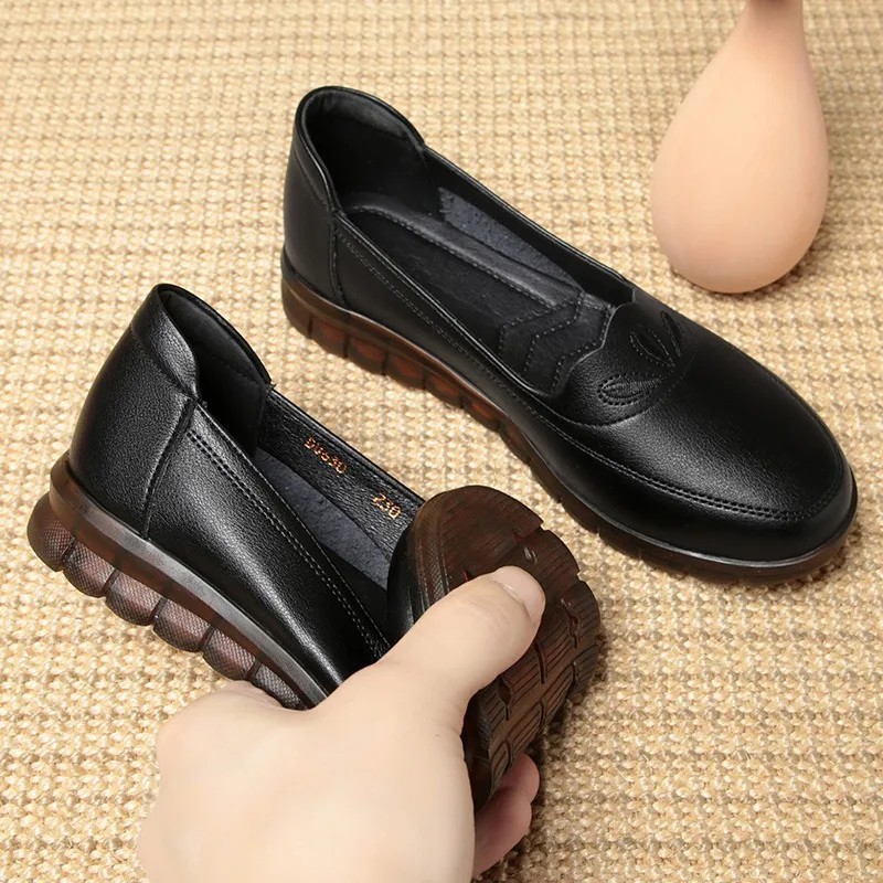 New Leather Mother Shoes Comfortable Soft Bottom Non-Slip Flat Shoes Women'S Round Toe Middle-Aged And Elderly Women'S Leather