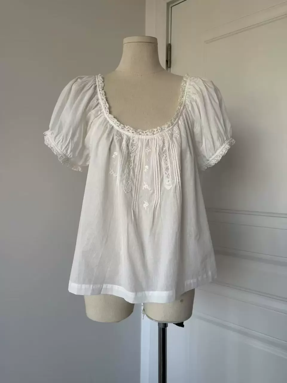 Camicetta Bianca da Donna con Cuciture in Pizzo, Ricamo Floreale, Collo Tondo, Maniche a Sbuffo, Vestibilità Ampia, 100% Cotone - immagine 4