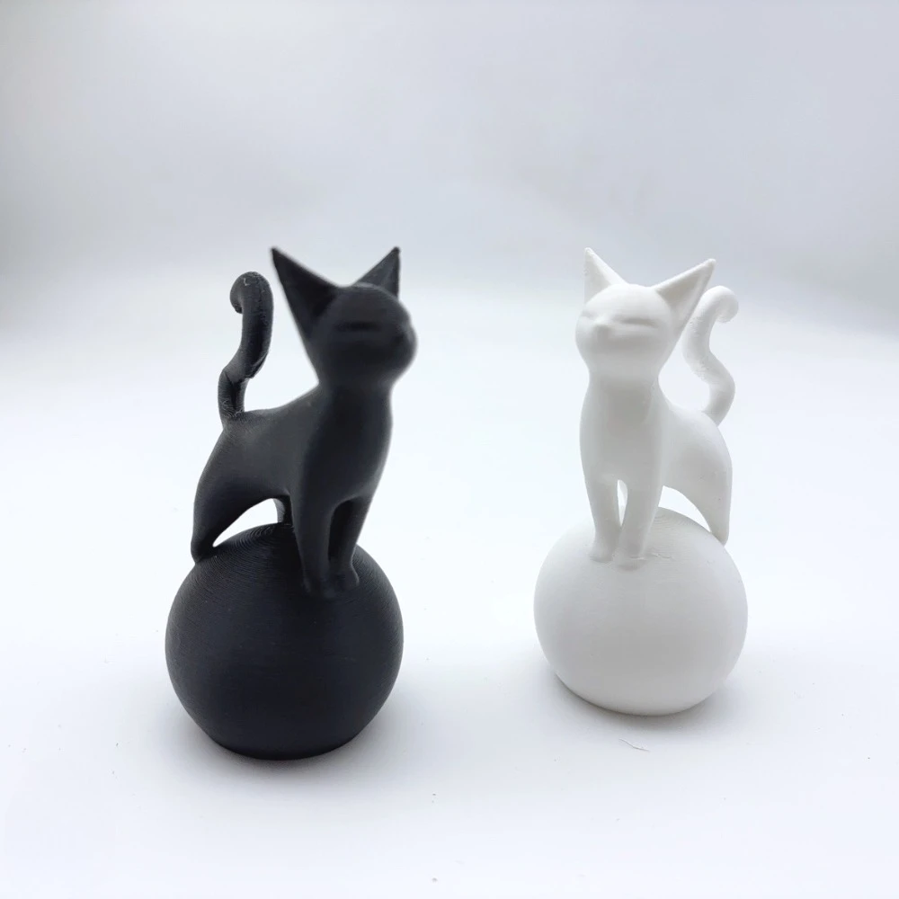 Minimalist Black Cat Sculpture – Modern 3D Art with Spherical Base, Lightweight Plastic Ornament, Ideal for Home or Office Decor, Perfect Gift for Cat Enthusiasts