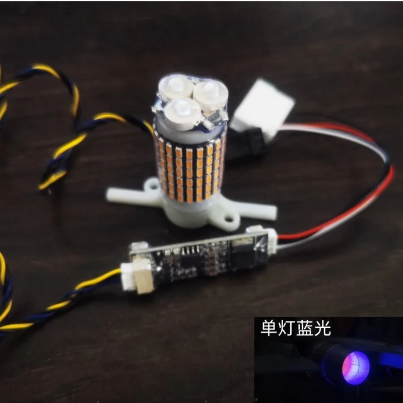Gros plan sur le feu arrière LED bleu variable pour avion RC Adventurer, montrant les LED lumineuses