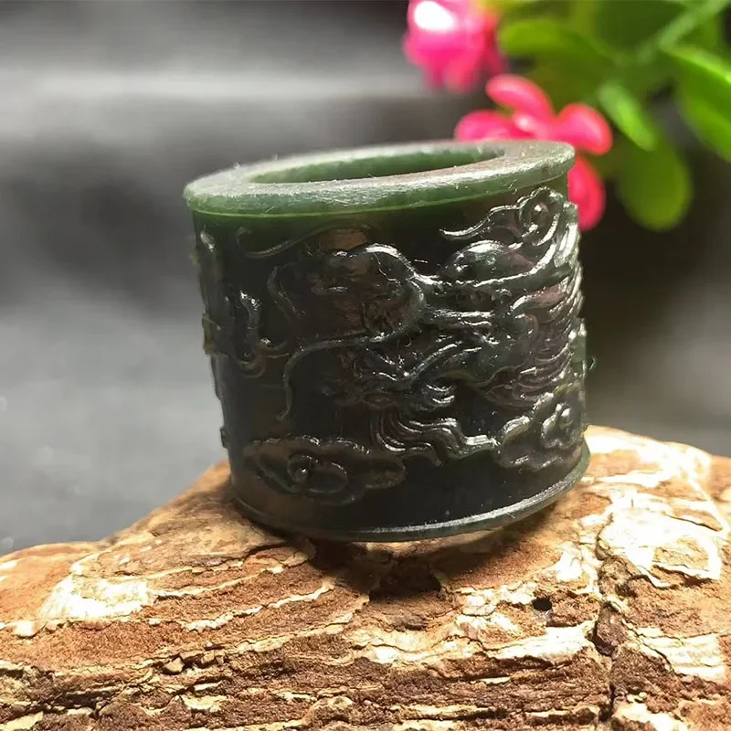 Кольцо из нефрита диаметром 22 мм с гравировкой для большого пальца