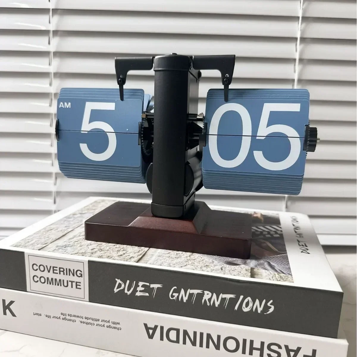 Flipping clock retro desk clock flip clock vintage desk clocks retro flip down battery powered internal gear operated simple home & office d&eacute;cor