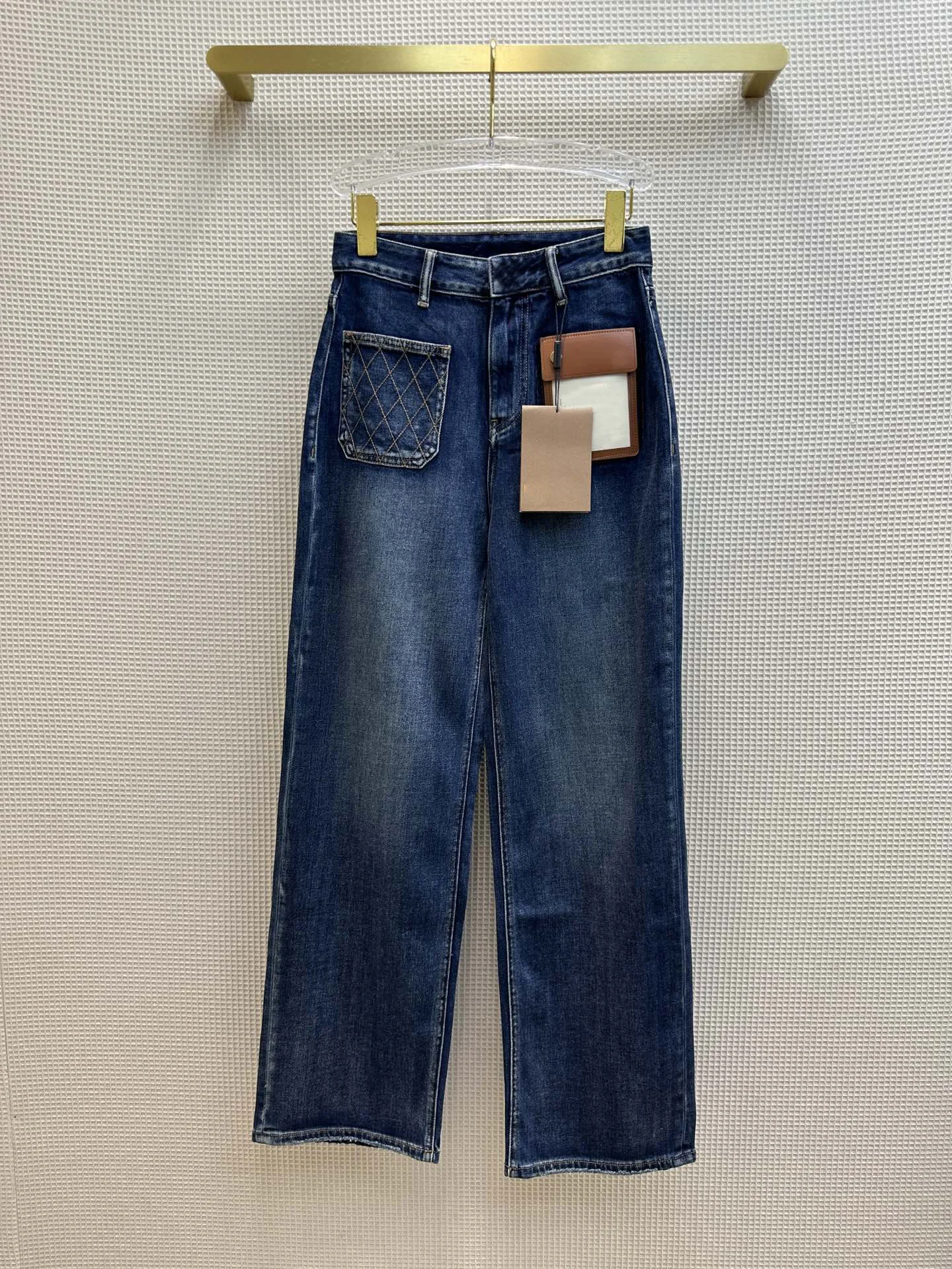 

Contrasting leather pocket trim straight leg design jeans achieve a balance of simple French and vintage9.4