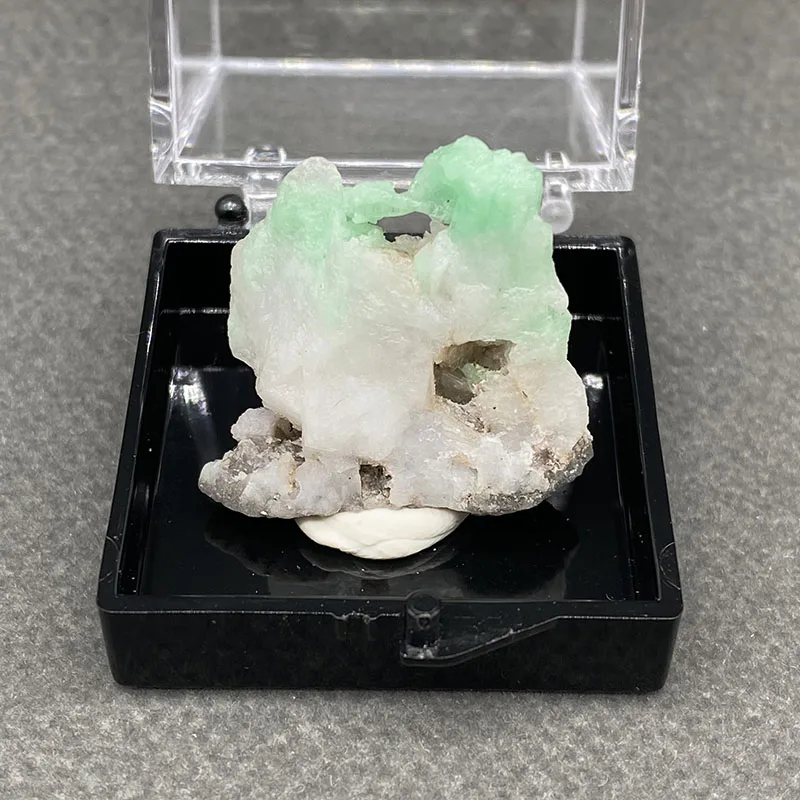 100%  Natural Emerald Mineral Specimens Stones and Crystals Healing Crystal   +Box size:35*35*35 mm