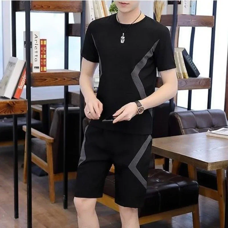 thumbnail image 1 of Conjunto de camiseta y pantalones cortos para hombre, estampado gráfico de entrenamiento, conjunto de pantalones cortos para hombre, ropa coreana de dos piezas barata, oferta de atuendos juveniles emo, 1 of 5
