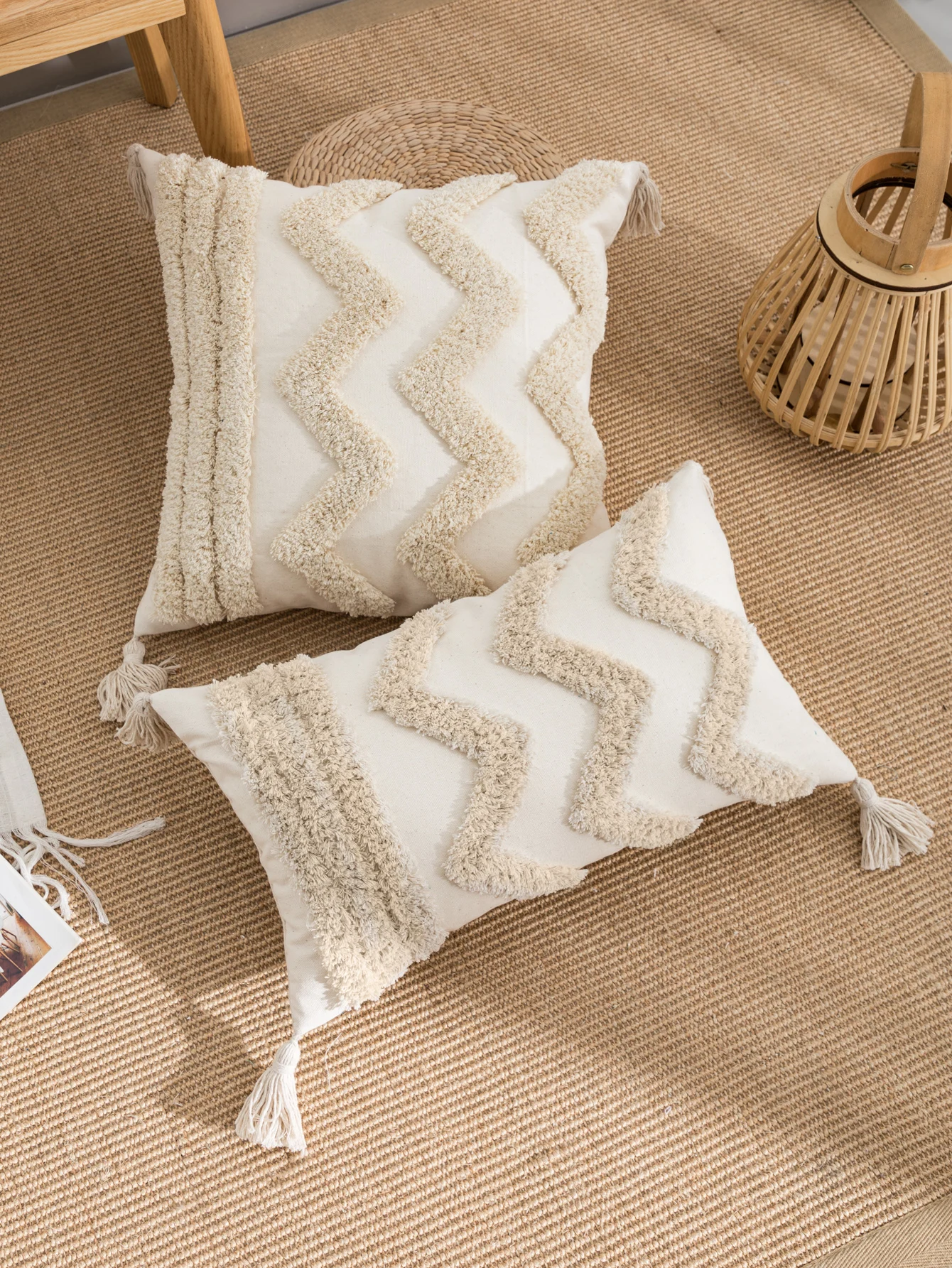 Beige wavy pattern pillowcase with tufting technology