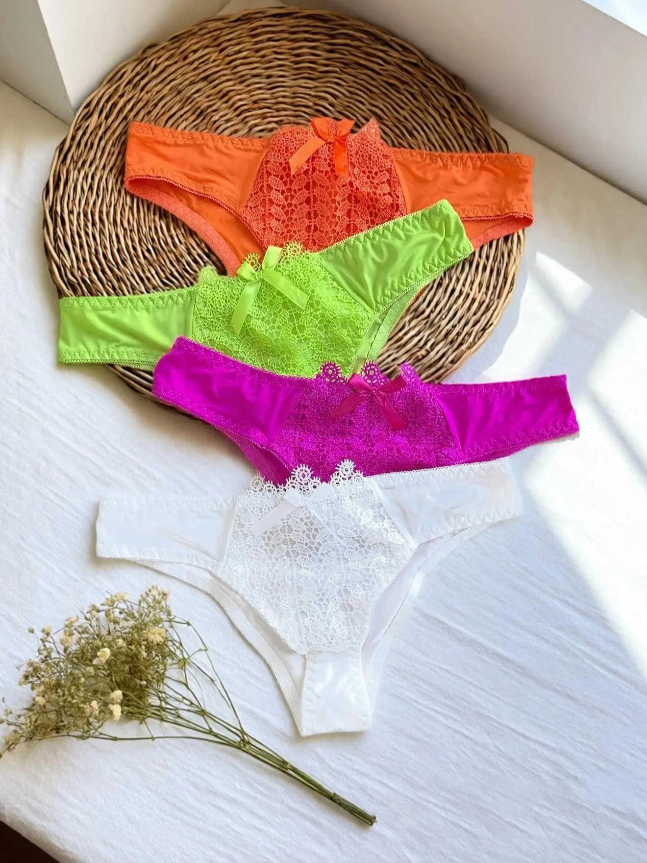 スタイリッシュな無地、セクシーでぴったりフィットする女性用下着 4 枚パック、蝶結びレースの三角ビキニパンティーが特徴です。